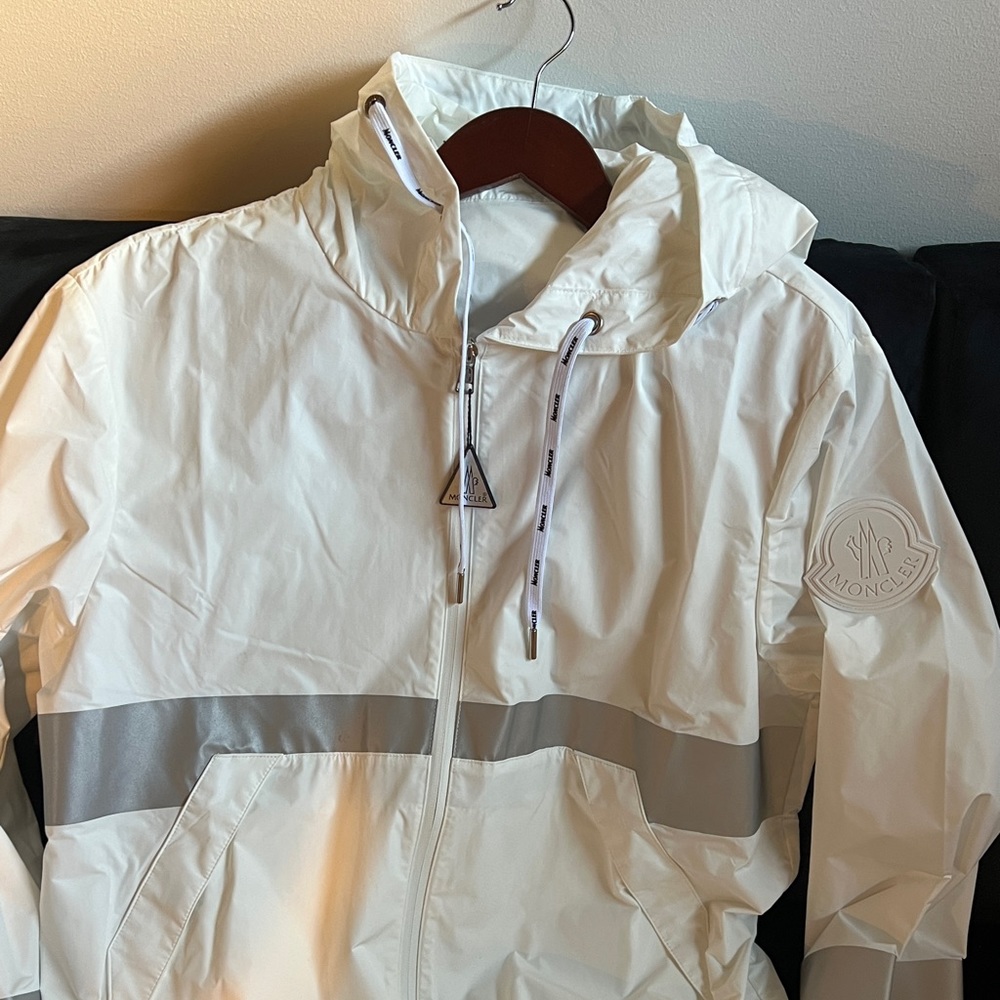 Moncler windbreaker 🔥🔥🔥🔥🔥 size 3 basically new wore 1 time 500